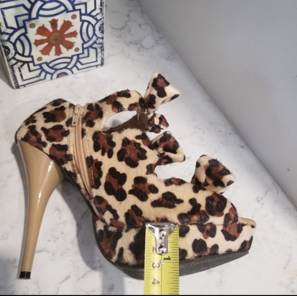 👡 ANIMAL PRINT PLATFORM HEELS - Picture 2 of 8